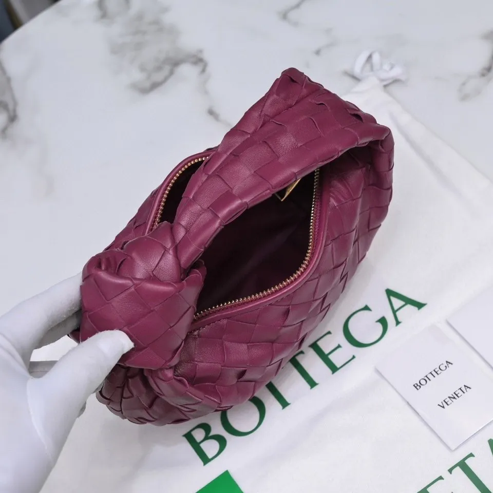 Batch 1120 BV Bottega Veneta's new early spring women's MINI JODIE handbag BV bag 🔥The new method is based on the original rounded corners, knotted with classic woven leather round hobo bag, The most iconic triangular pull-out design, using sheepskin draped soft shape, is super suitable for concave shapes~ Jodie feels really gentle to people, and is definitely the best item for daily matching. It has the same weave, new elements and twists, is compact and versatile, and is the new favorite of street style Internet celebrities! Dimensions: 23x28x8 Model: 6699-1